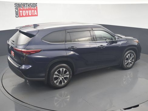 Used 2022 Toyota Highlander XLE AWD/4WD image 25