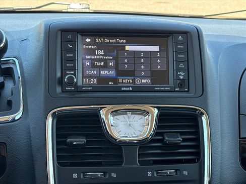 Used 2014 Chrysler Town & Country Touring-L FWD image 17