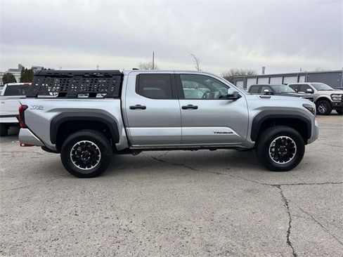 Used 2025 Toyota Tacoma TRD Off-Road image 2