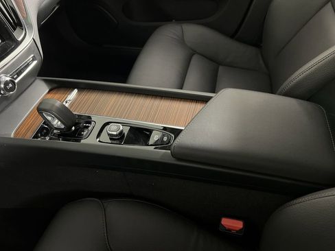 Used 2025 Volvo V60 B5 Cross Country Plus image 22