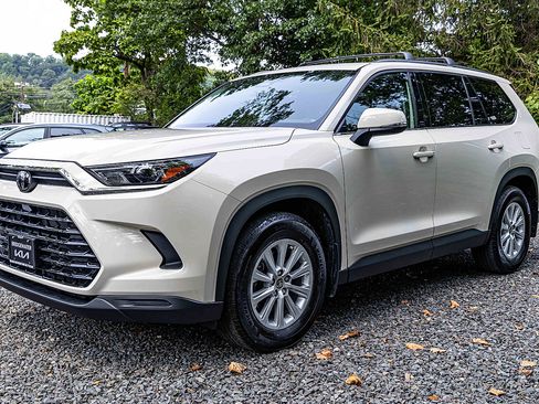 Used 2024 Toyota Grand Highlander AWD image 3