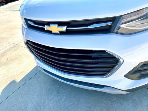 Used 2019 Chevrolet Trax LT FWD image 2