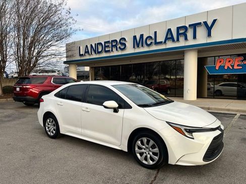 Used 2025 Toyota Corolla LE image 2