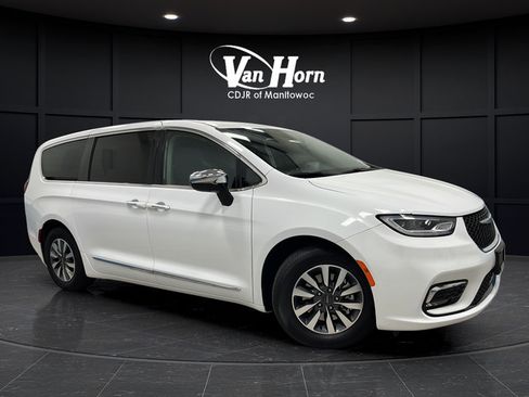 Used 2023 Chrysler Pacifica Limited w/ Uconnect Theater Family Group FWD image 1