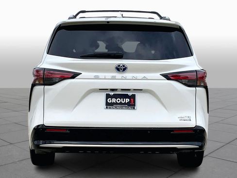 Used 2021 Toyota Sienna Limited image 4
