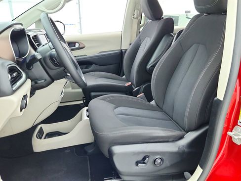 Used 2024 Chrysler Voyager LX image 32