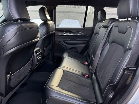 Used 2023 Jeep Grand Cherokee Altitude image 18