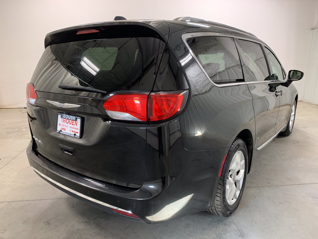 Used 2017 Chrysler Pacifica Touring-L Plus w/ Tire & Wheel Group FWD image 8