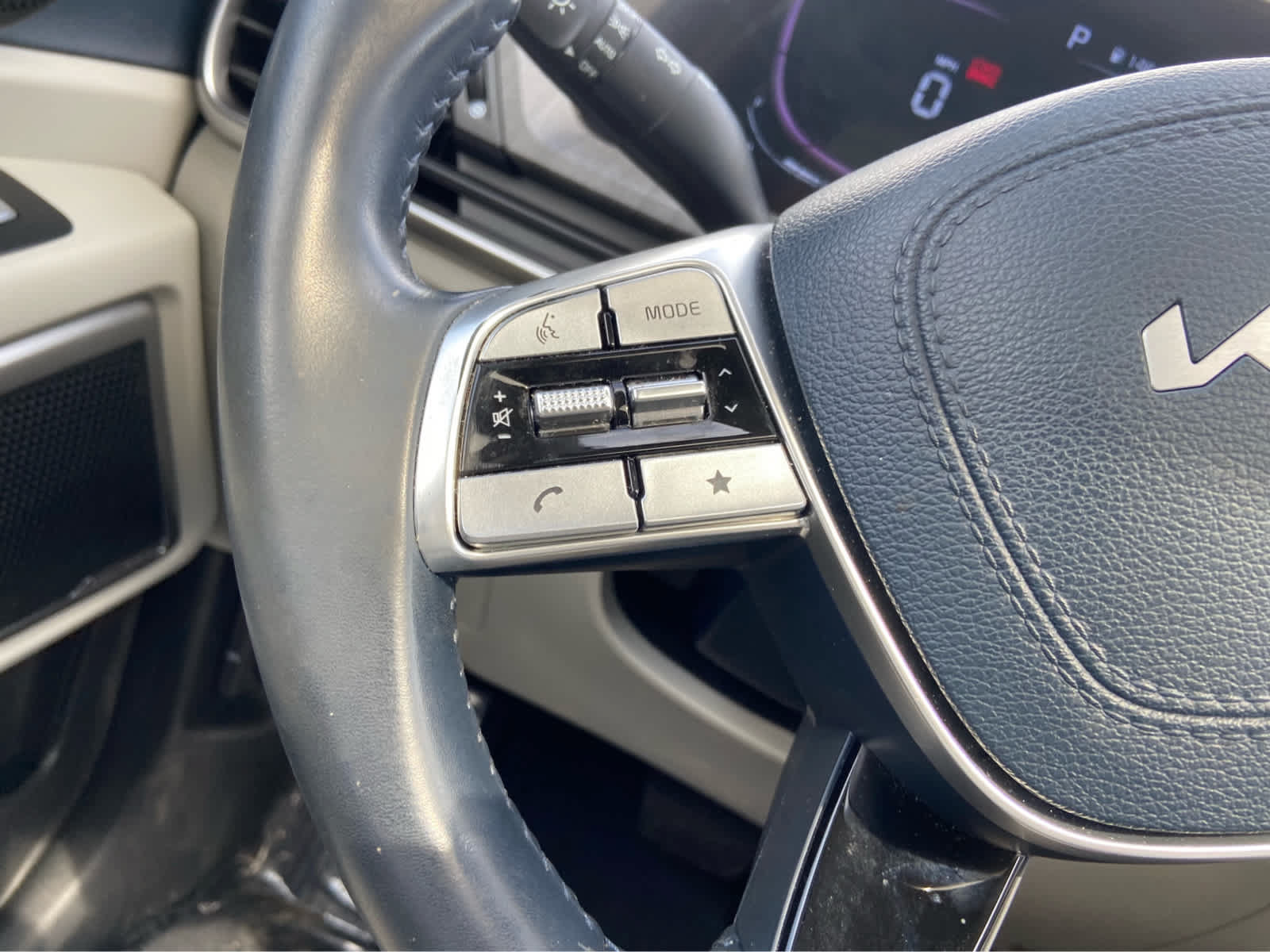 Used 2025 Kia Telluride EX w/ EX Captain's Chair Package FWD image 23