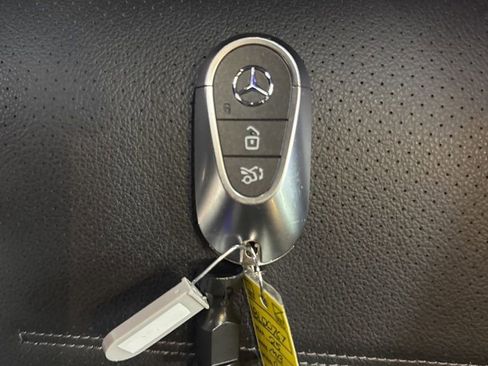 Used 2025 Mercedes-Benz GLC 350e GLC 350e image 27