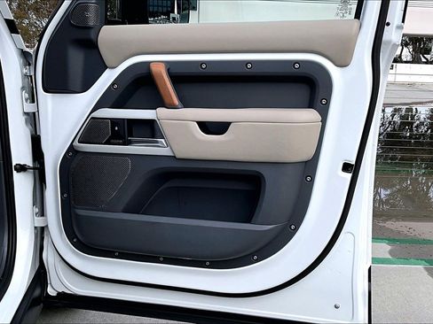 Used 2020 Land Rover Defender 110 HSE image 28