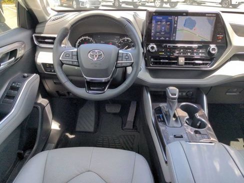 Used 2021 Toyota Highlander Limited image 16