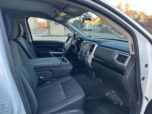 Used 2019 Nissan Titan SV image 13