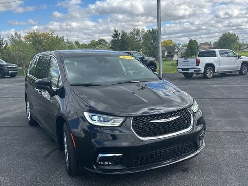 Used 2023 Chrysler Pacifica Touring-L FWD image 1