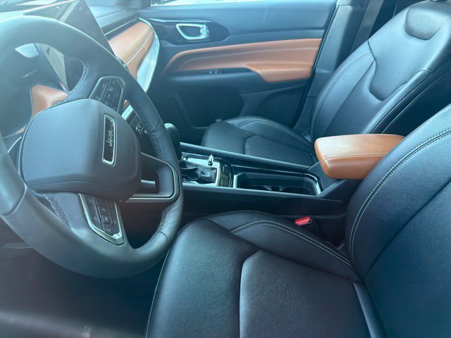 Used 2025 Jeep Compass Limited AWD/4WD image 4