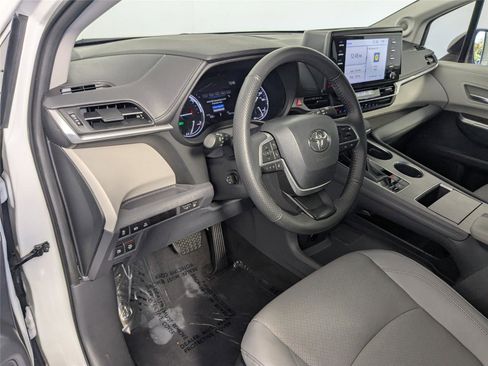 Used 2024 Toyota Sienna Limited image 13