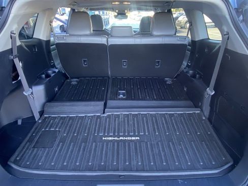 Used 2023 Toyota Highlander XLE image 26