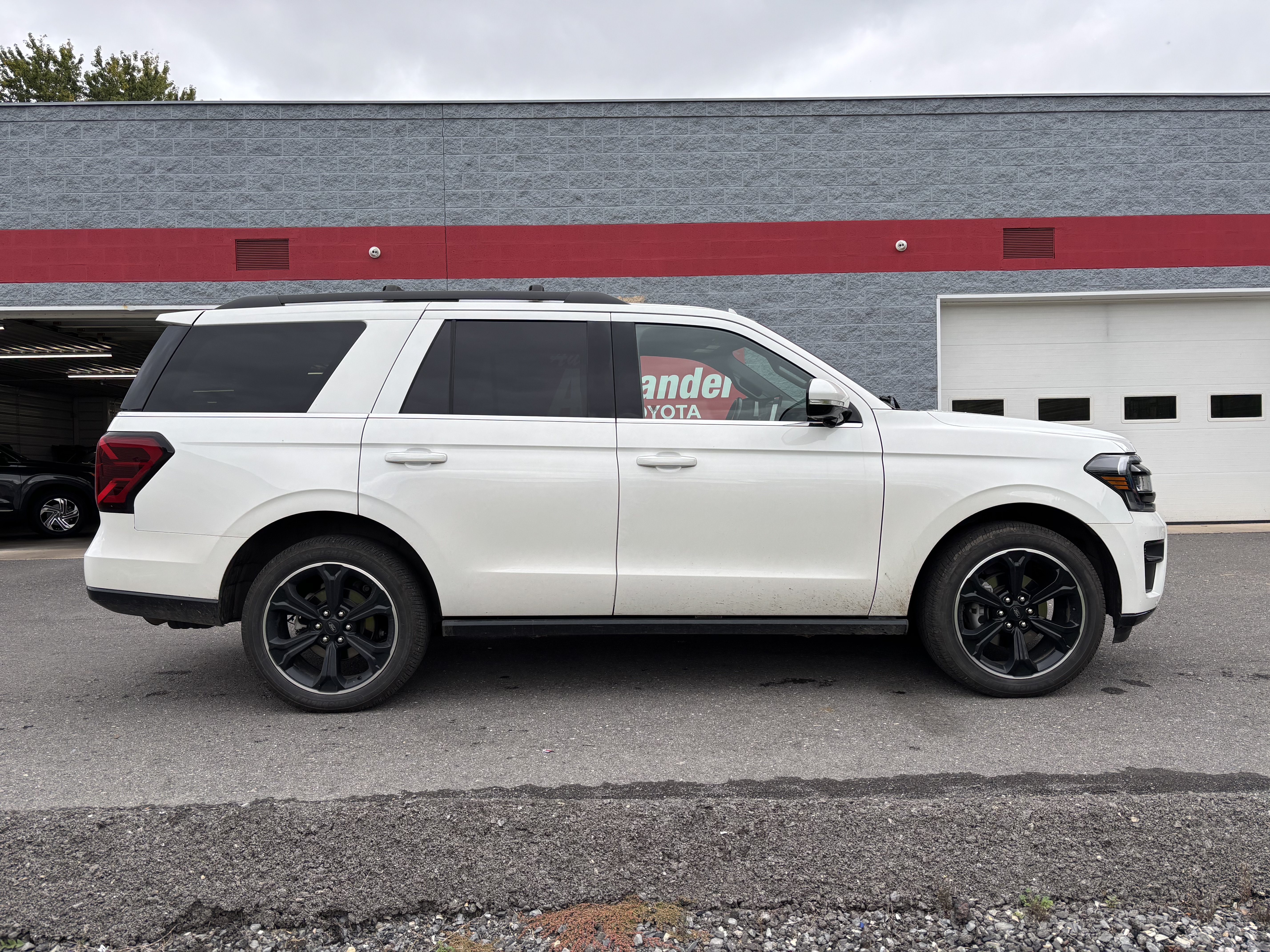 Used 2023 Ford Expedition Limited AWD/4WD image 2