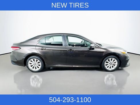 Used 2018 Toyota Camry LE image 4