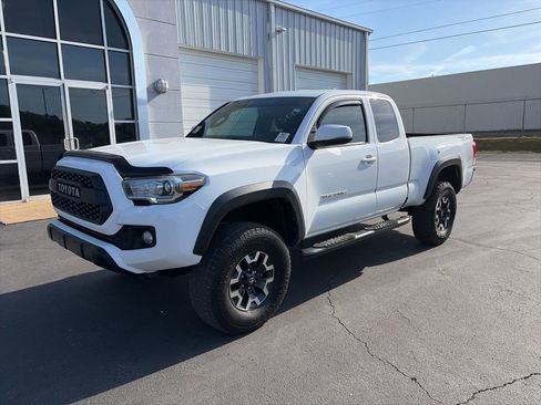 Used 2017 Toyota Tacoma TRD Off-Road w/ Tow Package image 3