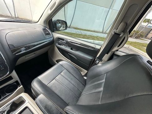 Used 2013 Chrysler Town & Country Touring image 11