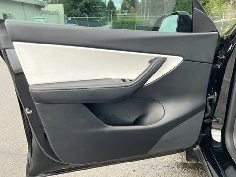 Used 2022 Tesla Model Y Long Range image 18