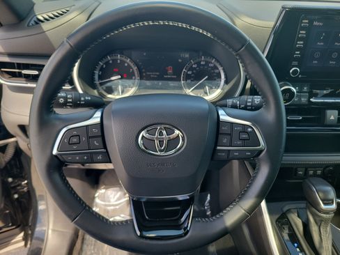Used 2021 Toyota Highlander XSE FWD image 22