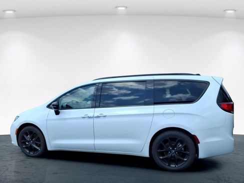 Used 2025 Chrysler Pacifica Limited FWD image 22