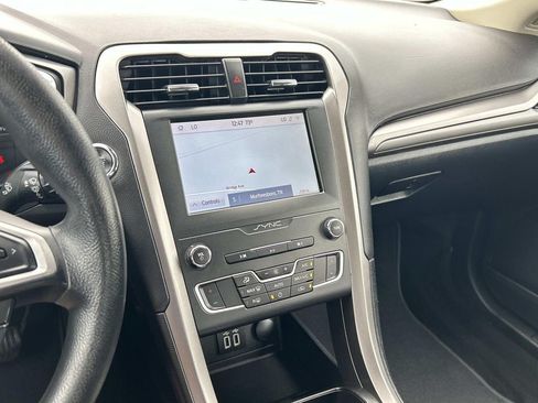 Used 2020 Ford Fusion SE FWD image 21
