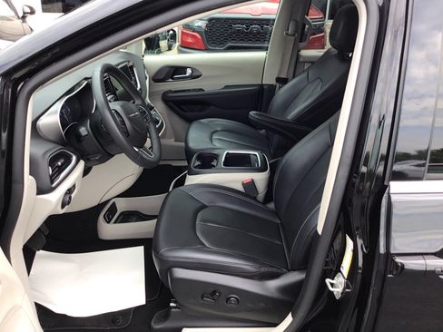 Certified 2024 Chrysler Pacifica Touring-L FWD image 8