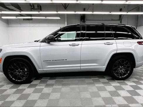 Used 2025 Jeep Grand Cherokee Summit w/ Obsidian Package AWD/4WD image 14