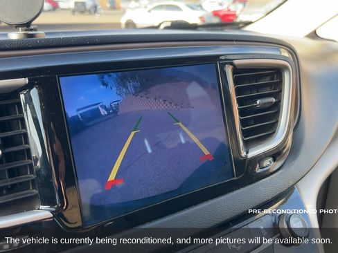 Used 2017 Chrysler Pacifica Touring Plus w/ Tire & Wheel Group FWD image 17