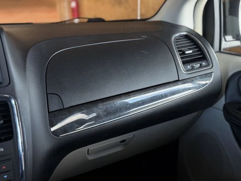 Used 2015 Chrysler Town & Country Touring FWD image 35