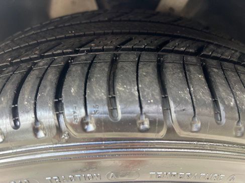 Used 2004 Ford Thunderbird image 35