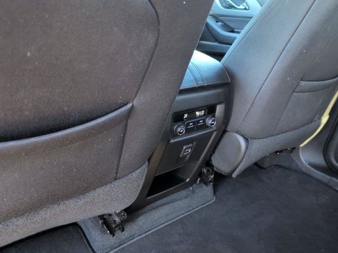 Used 2022 Chevrolet Traverse LT FWD image 31
