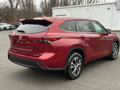 Certified 2023 Toyota Highlander XLE image 6