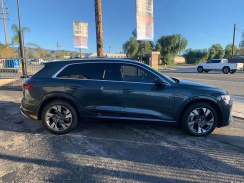 Used 2021 Audi e-tron Prestige w/ Prestige Package image 36