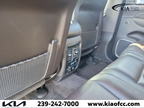 Used 2019 Jeep Grand Cherokee Overland AWD/4WD image 16