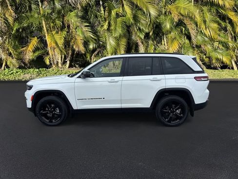 Used 2023 Jeep Grand Cherokee Altitude RWD image 9
