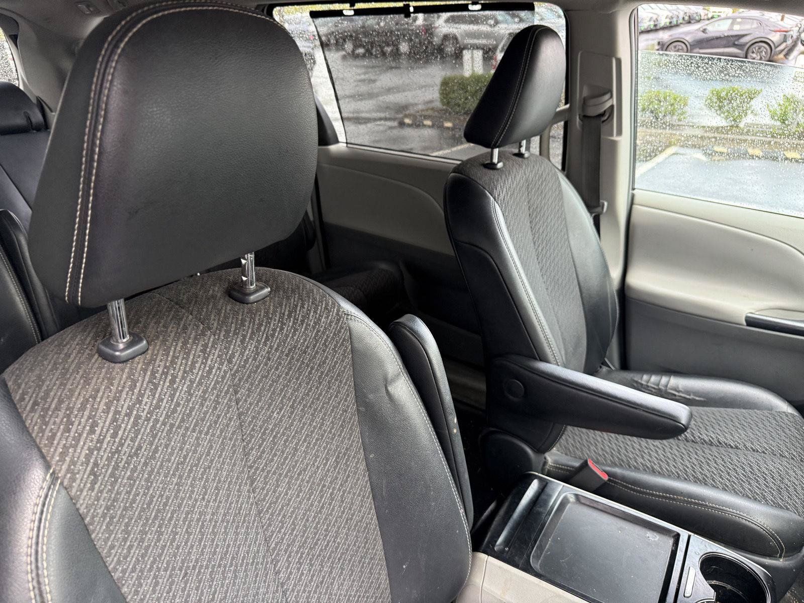 Used 2011 Toyota Sienna SE w/ Preferred Pkg FWD image 11