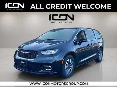 Used 2024 Chrysler Pacifica Select