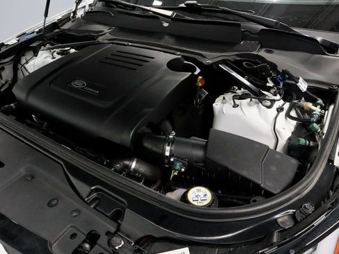 Used 2024 Land Rover Discovery S image 18