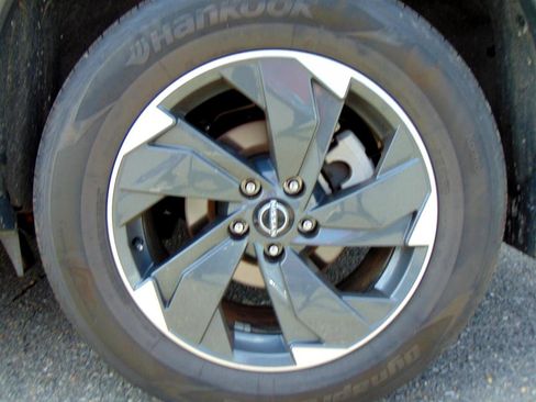 Used 2024 Nissan Rogue SV image 9