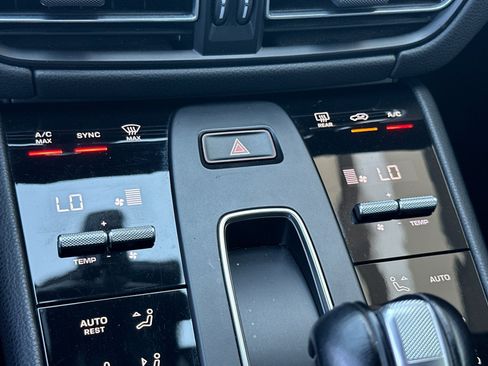 Certified 2023 Porsche Macan AWD/4WD image 18
