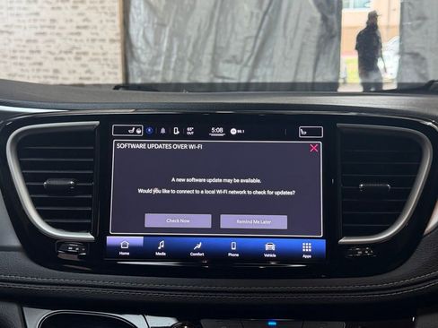 Used 2022 Chrysler Pacifica Touring image 14