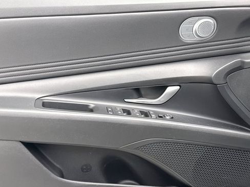 Used 2022 Hyundai Elantra Limited w/ Preferred Accessory Package FWD image 9