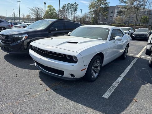 Used 2019 Dodge Challenger SXT image 2