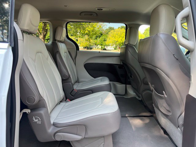 Used 2017 Chrysler Pacifica Touring-L w/ Tire & Wheel Group FWD image 18