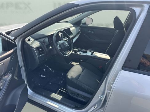 Used 2025 Nissan Rogue SV image 9