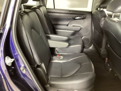 Used 2022 Toyota Highlander XLE AWD/4WD image 38